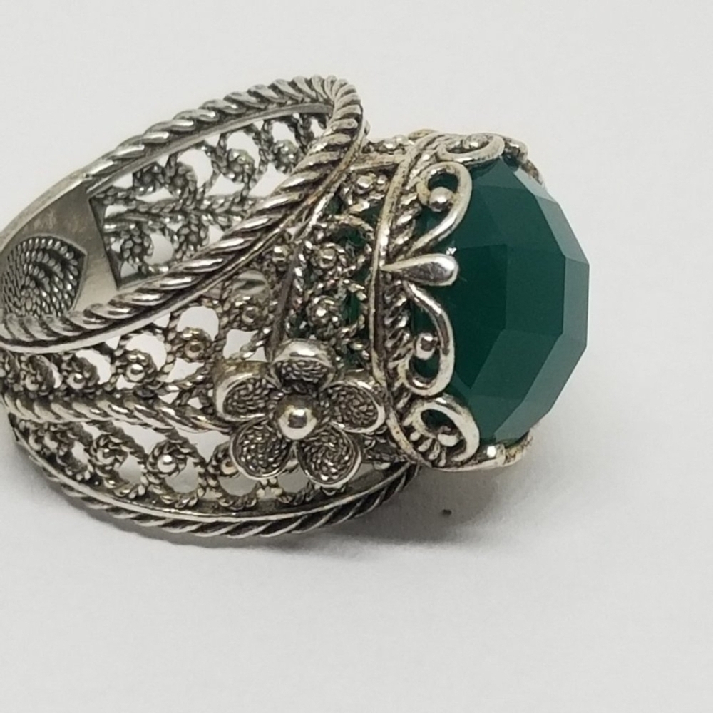 Elegant Silver and Green Filigree Ring